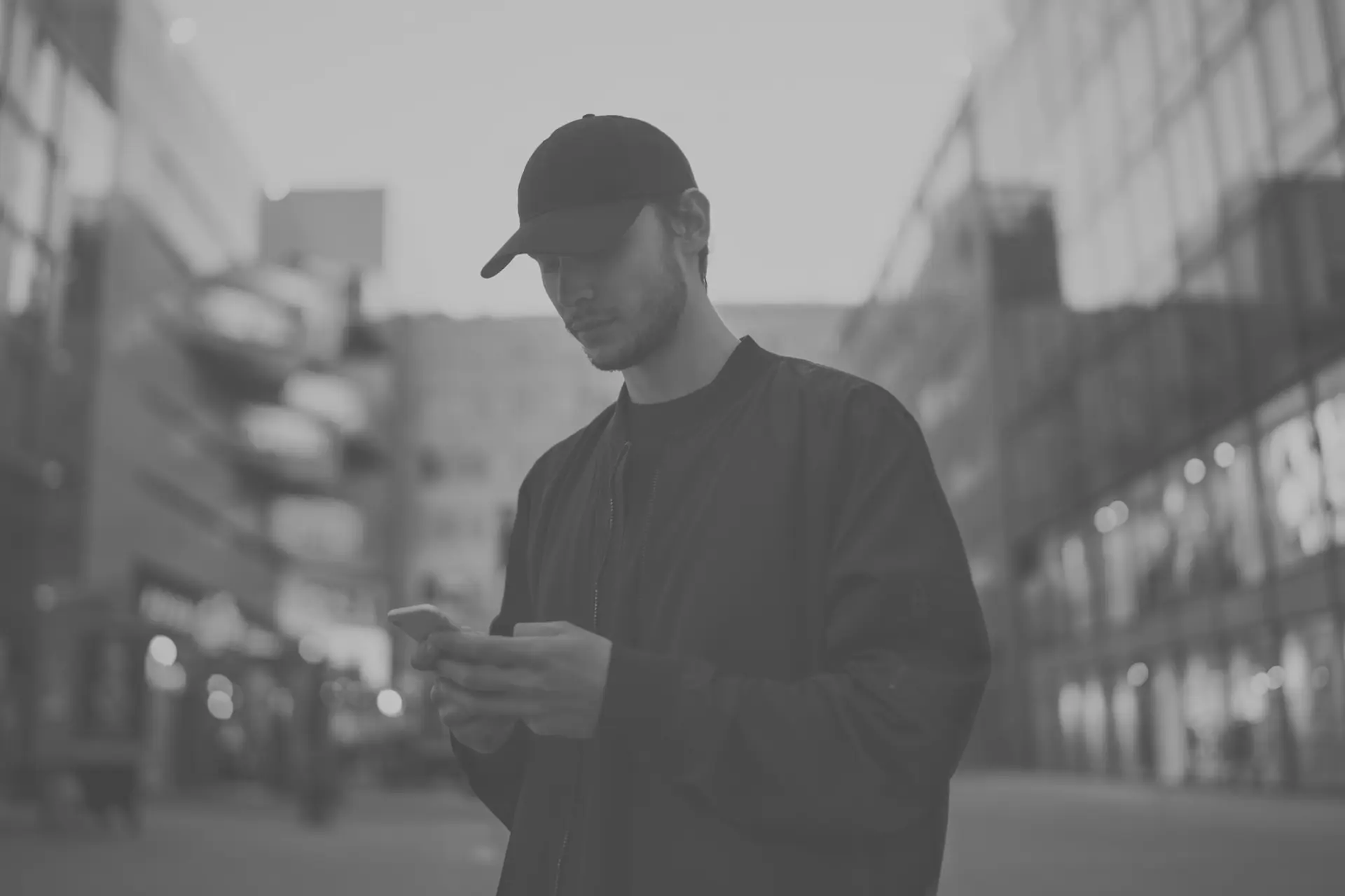 Person using a phone to respond to a Ledo offer
